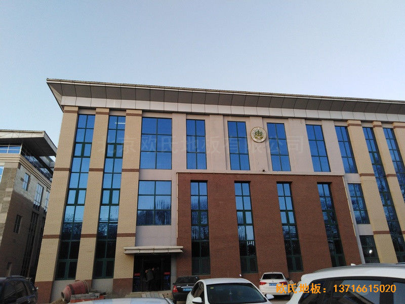 內蒙古扎蘭屯職業學院籃球館體育地板施工案例0