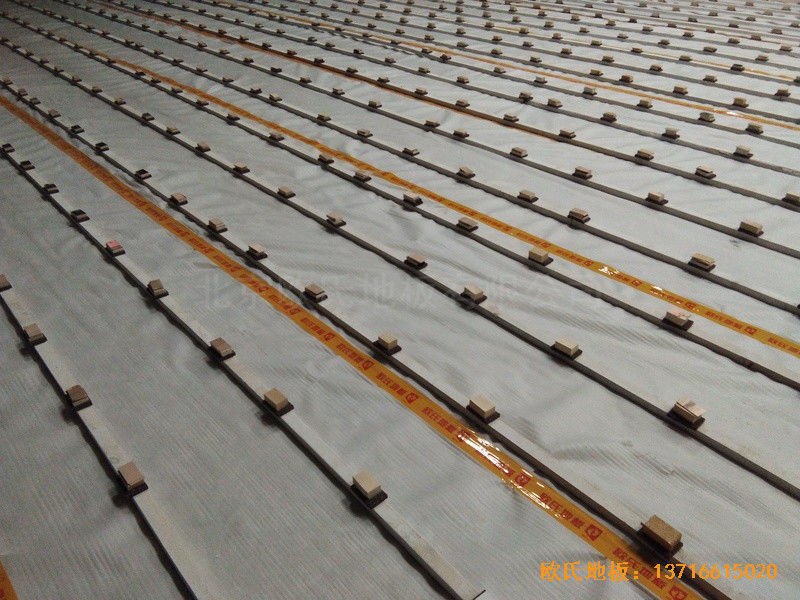 北京朝陽經(jīng)管學(xué)院運(yùn)動(dòng)館運(yùn)動(dòng)木地板鋪裝案例1