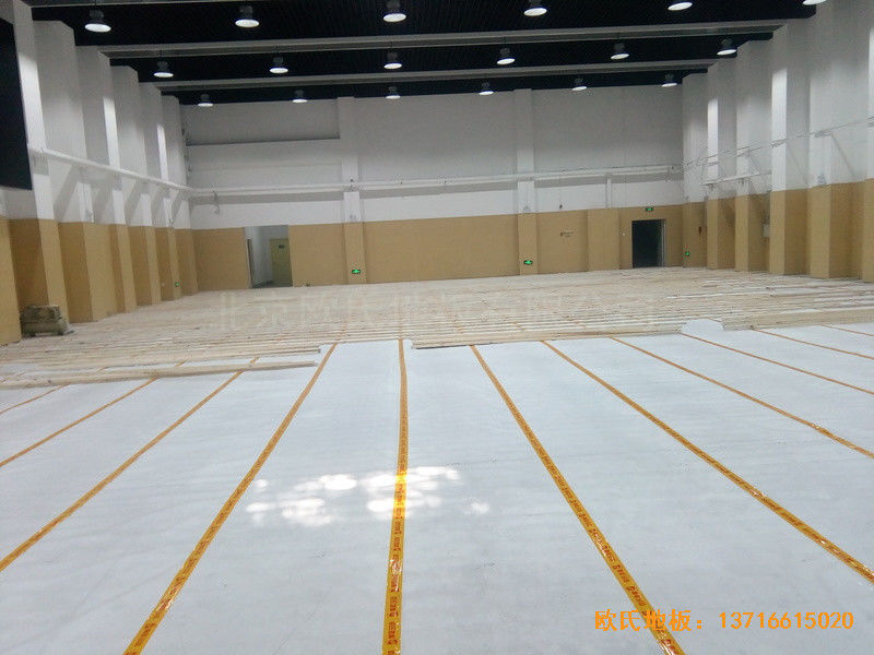 山東濟南歷下區燕山學校籃球館運動木地板施工案例2