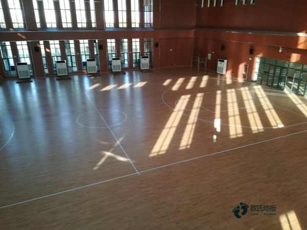 大學(xué)籃球運(yùn)動(dòng)木地板施工團(tuán)隊(duì)1