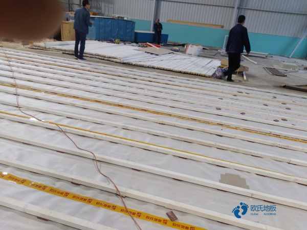 大學(xué)籃球運(yùn)動(dòng)木地板施工團(tuán)隊(duì)2