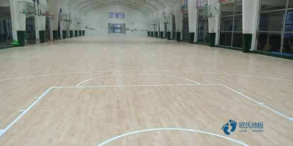 雙層龍骨運動場地地板清潔保養1