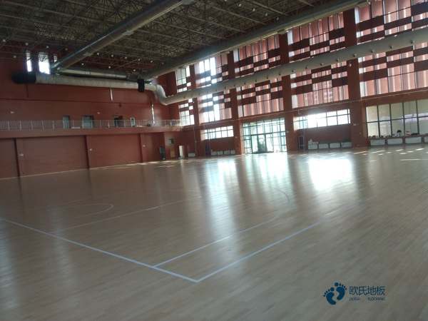 大學(xué)運(yùn)動籃球地板施工流程2