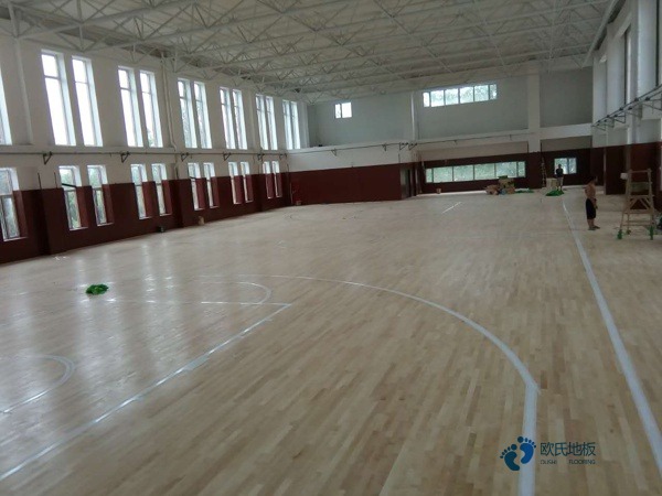 國產(chǎn)運動體育地板施工團隊1