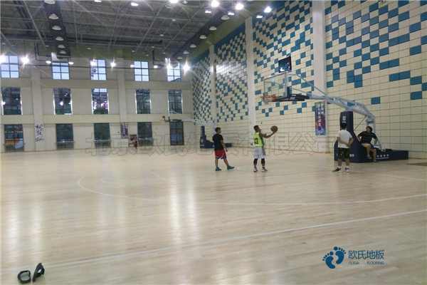 學?；@球館地板施工團隊3