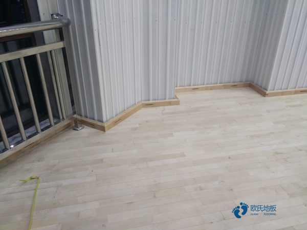 校園運(yùn)動(dòng)籃球木地板價(jià)格多少錢(qián)