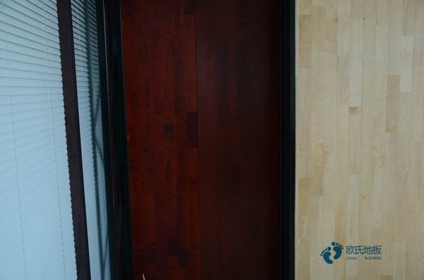 雙龍骨運(yùn)動實(shí)木地板1