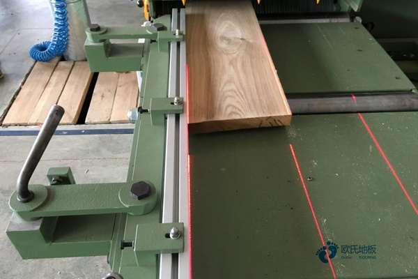 國(guó)產(chǎn)體育場(chǎng)地木地板施工團(tuán)隊(duì)2